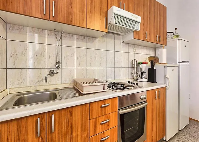 Lucija - Three Bedroom With Balcony Lägenhet